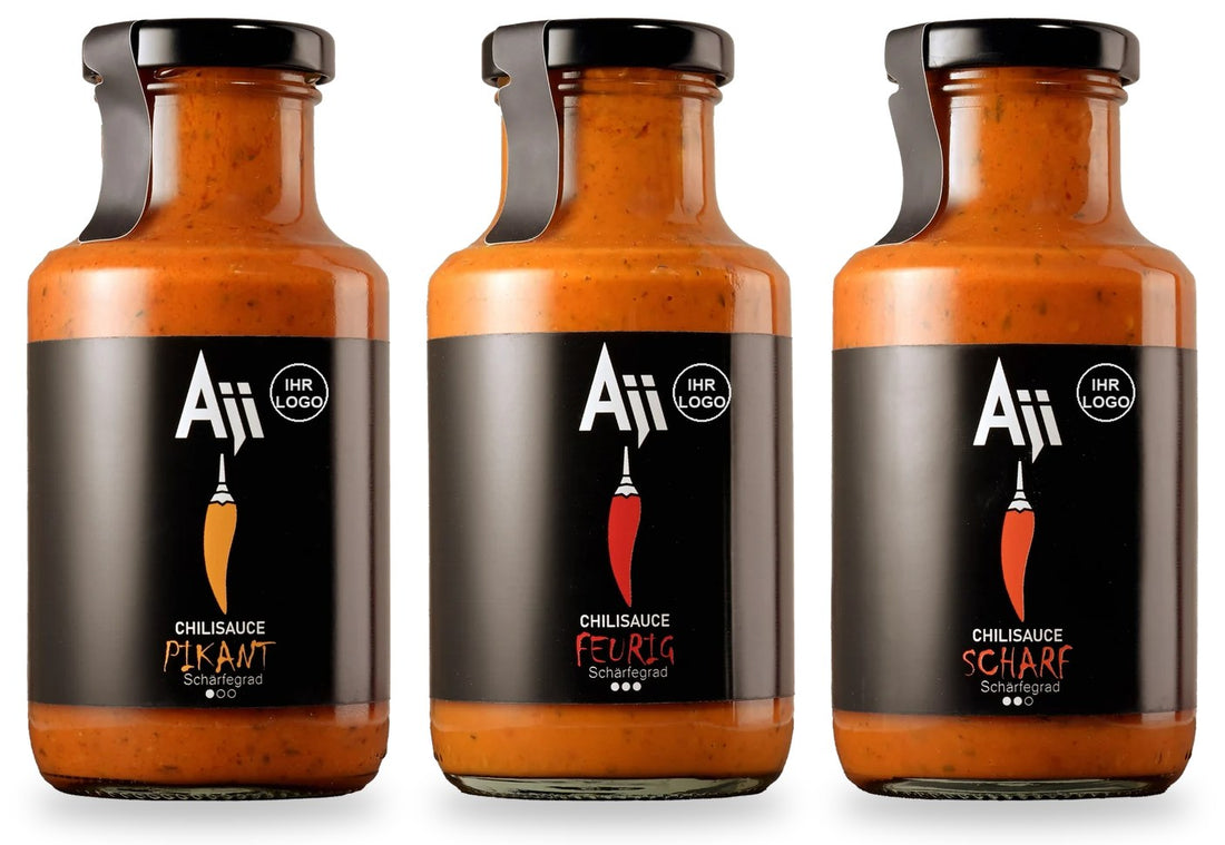 Drei Aji Chilisauce-Flaschen auf weißem Hintergrund